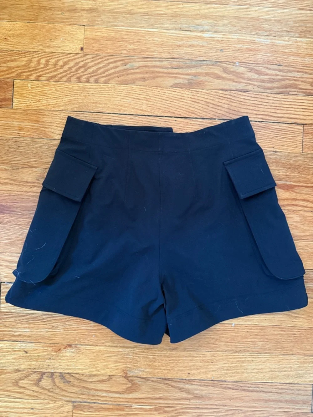 Lululemon Black Women's Cargo Pocket Shorts - Picture 3 of 5